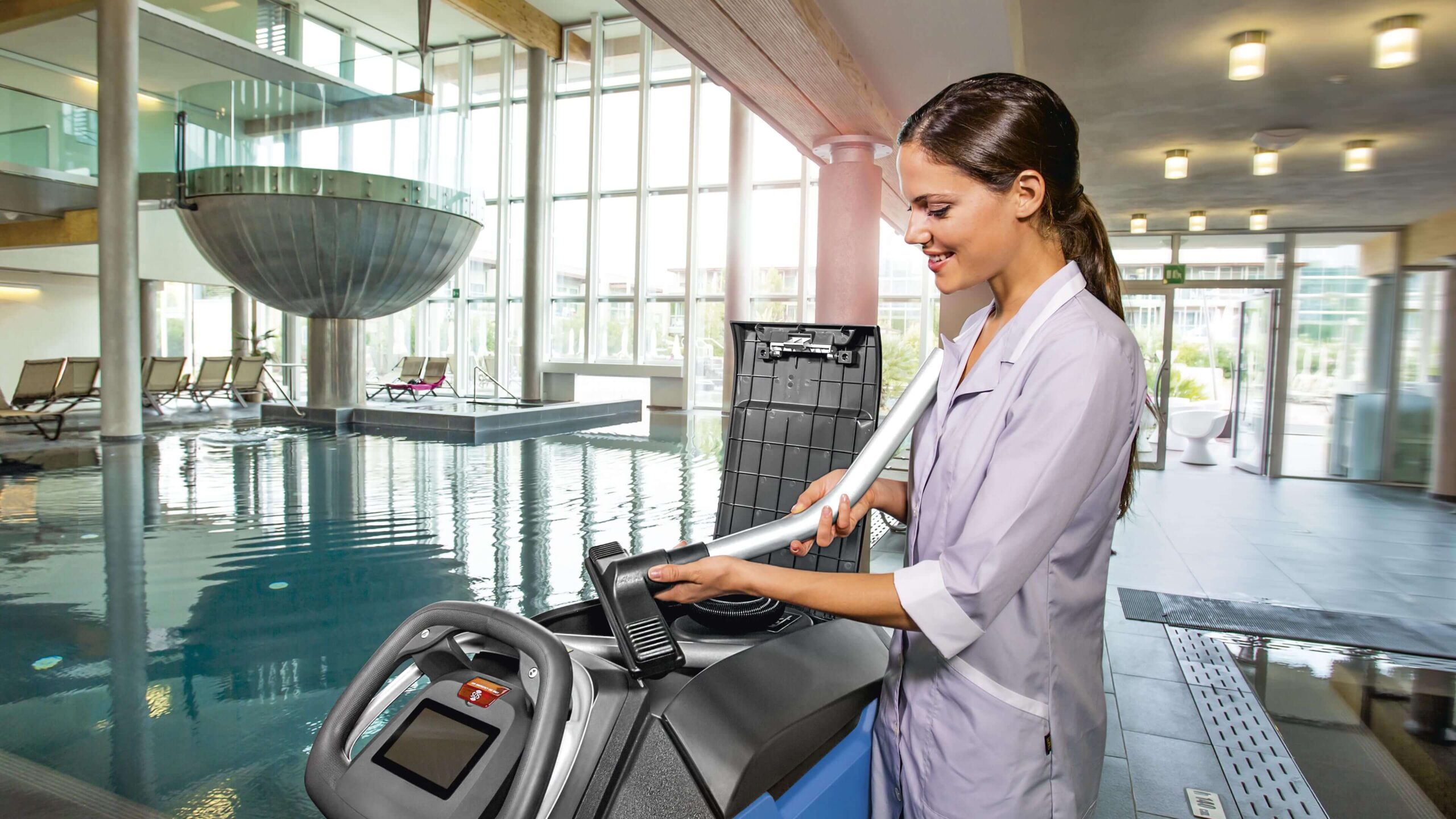 http://Worker%20Changing%20Accessories%20On%20The%20Maxima%2050%20c